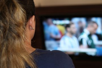 Ver la televisión más de 4 horas diarias aumenta el riesgo de cáncer…